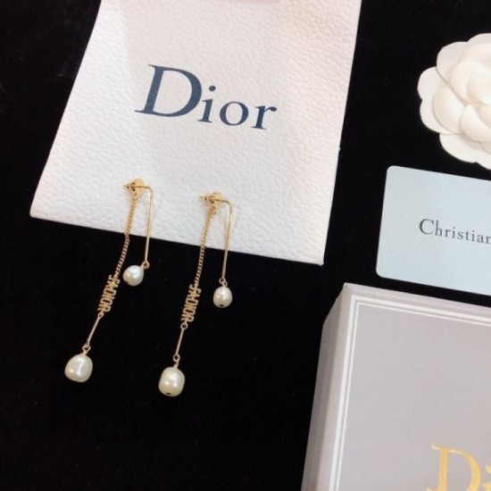 This spring's new item 2024SS earrings DIOR that attracts attention This spring's new item 2024SS earrings DIOR that attracts attention