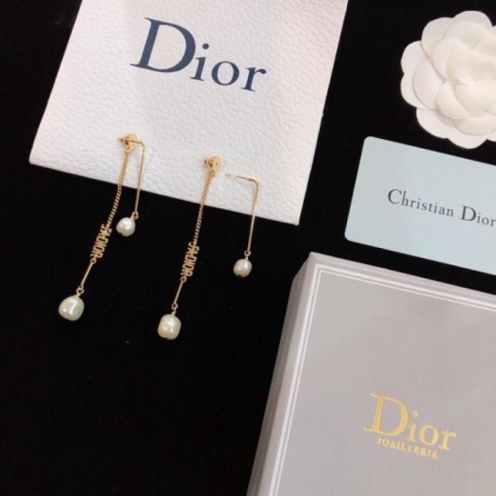 This spring's new item 2024SS earrings DIOR that attracts attention This spring's new item 2024SS earrings DIOR that attracts attention