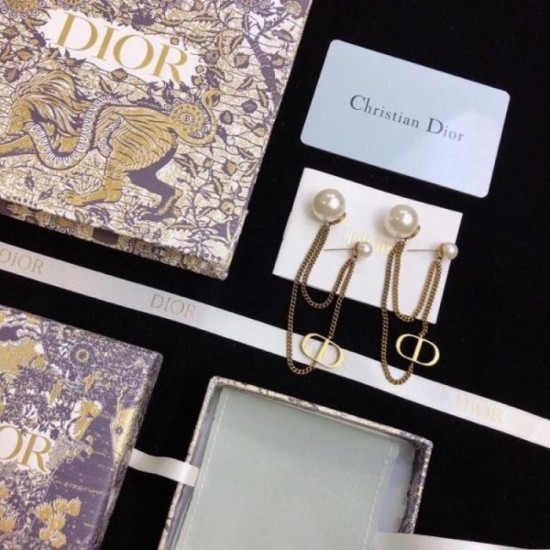 Absolutely cute recommended 2024SS earrings DIOR Dior Absolutely cute recommended 2024SS earrings DIOR Dior