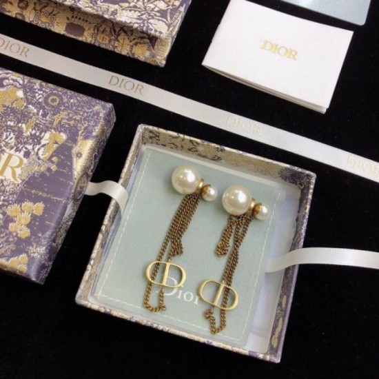 Absolutely cute recommended 2024SS earrings DIOR Dior Absolutely cute recommended 2024SS earrings DIOR Dior