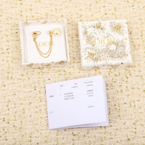 Too advanced to wear 2024SS earrings DIOR Dior Too advanced to wear 2024SS earrings DIOR Dior