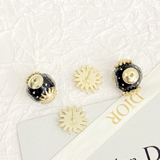 Highly noticeable new 2024SS earrings DIOR Dior Highly noticeable new 2024SS earrings DIOR Dior