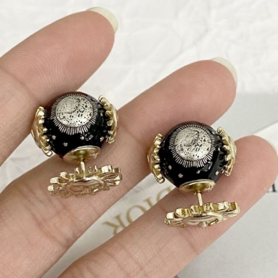 Highly noticeable new 2024SS earrings DIOR Dior Highly noticeable new 2024SS earrings DIOR Dior