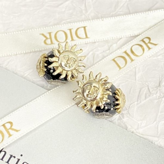 Highly noticeable new 2024SS earrings DIOR Dior Highly noticeable new 2024SS earrings DIOR Dior