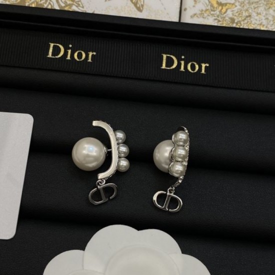 Summer color not available in Japan 2024SS earrings DIOR Dior Summer color not available in Japan 2024SS earrings DIOR Dior