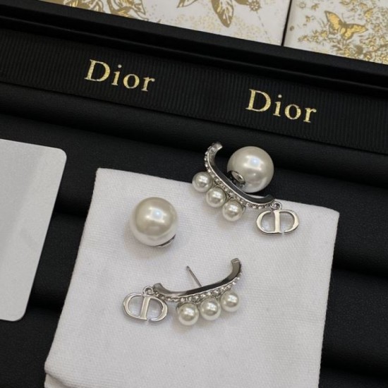 Summer color not available in Japan 2024SS earrings DIOR Dior Summer color not available in Japan 2024SS earrings DIOR Dior