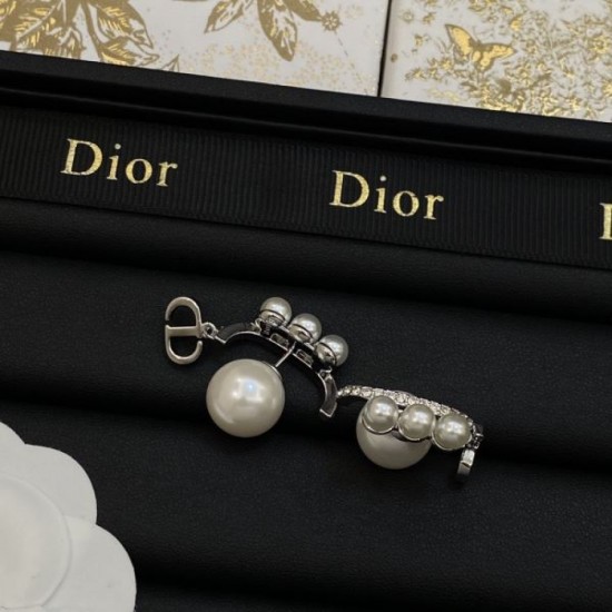 Summer color not available in Japan 2024SS earrings DIOR Dior Summer color not available in Japan 2024SS earrings DIOR Dior