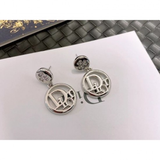 2024SS earrings DIOR that are popular every season 2024SS earrings DIOR that are popular every season