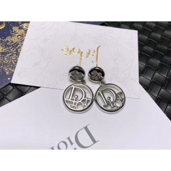 2024SS earrings DIOR that are popular every season 2024SS earrings DIOR that are popular every season