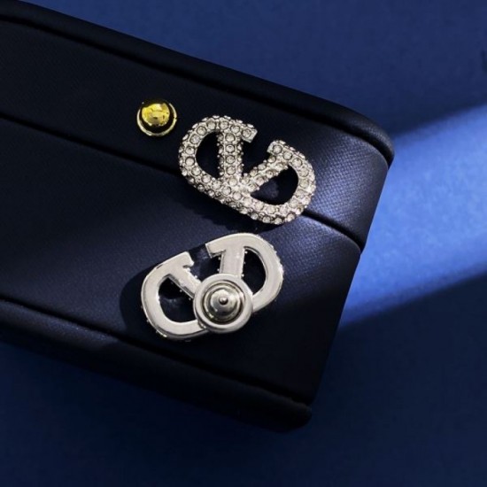 Popular overseas 2024SS earrings VALENTINO Popular overseas 2024SS earrings VALENTINO