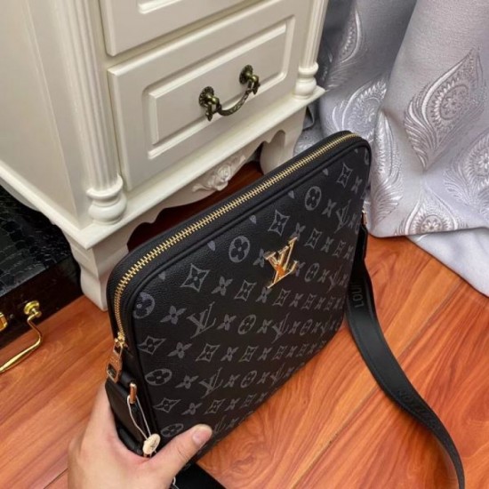 2024SS Colors are also trendy LOUIS VUITTON Shoulder bag 2024SS Colors are also trendy LOUIS VUITTON Shoulder bag