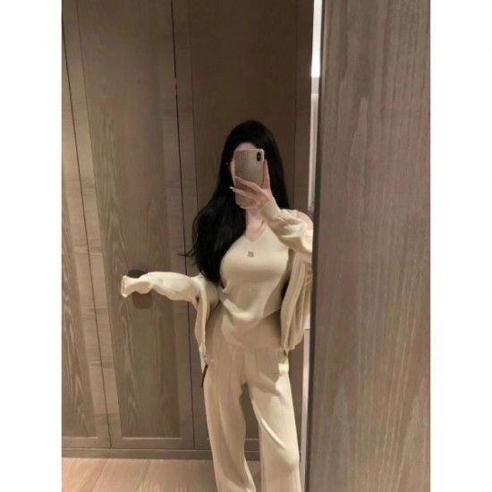 LOEWE Knit Set 2024FW A new fall item that is sure to be a hit this season LOEWE Knit Set 2024FW A new fall item that is sure to be a hit this season