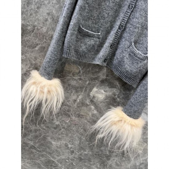 PRADA Prada Knit Cardigan 2024FW Fans flock to the new winter edition PRADA Prada Knit Cardigan 2024FW Fans flock to the new winter edition