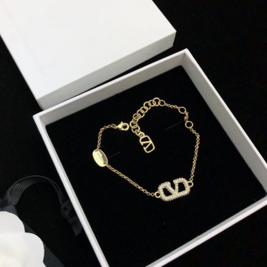 This summer's favorite 2024SS bracelet VALENTINO This summer's favorite 2024SS bracelet VALENTINO