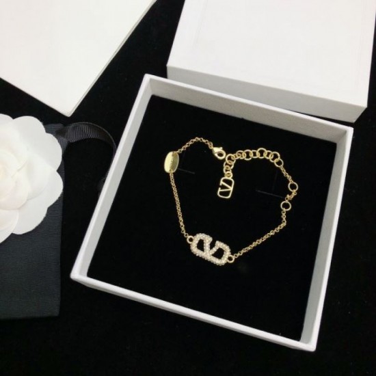 This summer's favorite 2024SS bracelet VALENTINO This summer's favorite 2024SS bracelet VALENTINO