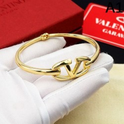 VALENTINO 2024SS bracelet that expresses individuality