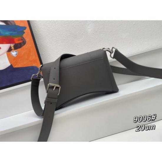 BALENCIAGA 2024FW Fall/Winter Essentials Shoulder Bag BALENCIAGA 2024FW Fall/Winter Essentials Shoulder Bag