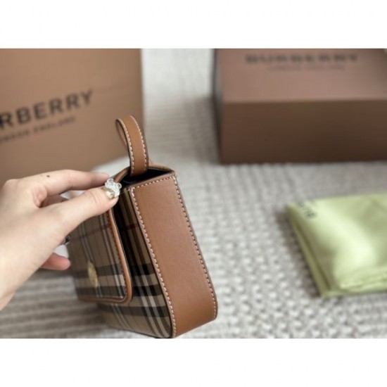 The latest spring/summer product is sure to sell out 2024SS shoulder bag BURBERRY Burberry The latest spring/summer product is sure to sell out 2024SS shoulder bag BURBERRY Burberry