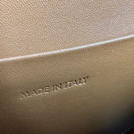 A must-see for those who missed out on this season! 2024SS Shoulder Bag CELINE Celine A must-see for those who missed out on this season! 2024SS Shoulder Bag CELINE Celine