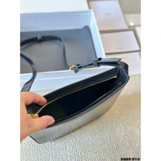 Particularly popular is the elegant and immediately sold out 2024SS shoulder bag CELINE Particularly popular is the elegant and immediately sold out 2024SS shoulder bag CELINE