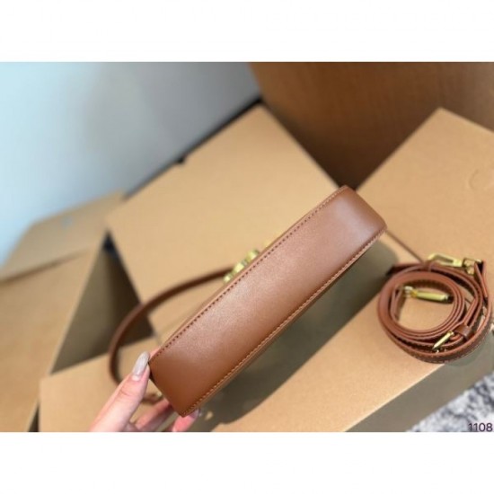 The brand continues this season 2024SS tote bag CELINE CELINE The brand continues this season 2024SS tote bag CELINE CELINE