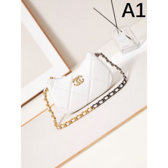CHANEL 2024FW A tote bag that goes well with it and is definitely recommended CHANEL 2024FW A tote bag that goes well with it and is definitely recommended