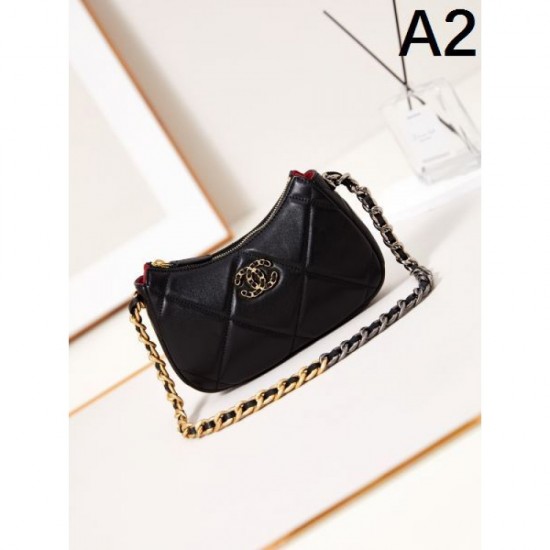 CHANEL 2024FW A tote bag that goes well with it and is definitely recommended CHANEL 2024FW A tote bag that goes well with it and is definitely recommended