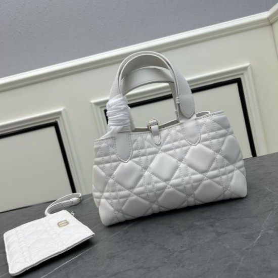 Popular styles that sold this year 2024SS tote bag DIOR Dior Popular styles that sold this year 2024SS tote bag DIOR Dior