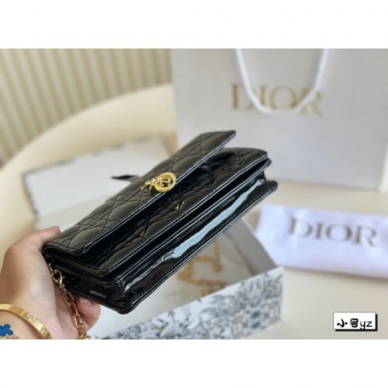 2024SS tote bag DIOR that gives the impression of a fashionable expert 2024SS tote bag DIOR that gives the impression of a fashionable expert