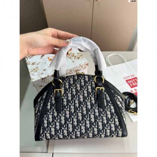 2024SS tote bag DIOR is now very popular among celebrities. 2024SS tote bag DIOR is now very popular among celebrities.