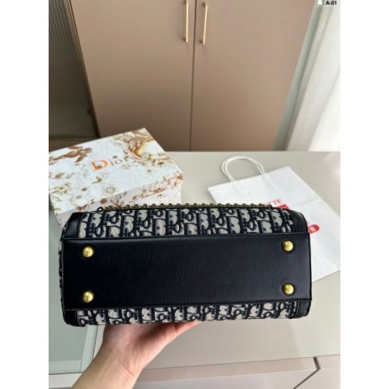 2024SS tote bag DIOR is now very popular among celebrities. 2024SS tote bag DIOR is now very popular among celebrities.