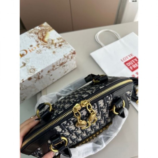 2024SS tote bag DIOR is now very popular among celebrities. 2024SS tote bag DIOR is now very popular among celebrities.