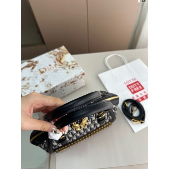 2024SS tote bag DIOR is now very popular among celebrities. 2024SS tote bag DIOR is now very popular among celebrities.