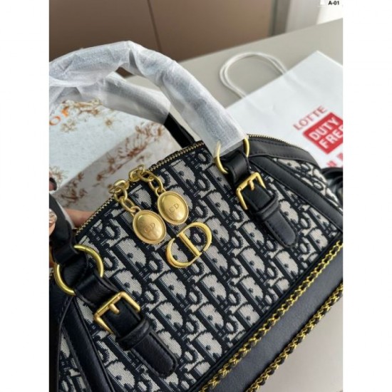 2024SS tote bag DIOR is now very popular among celebrities. 2024SS tote bag DIOR is now very popular among celebrities.