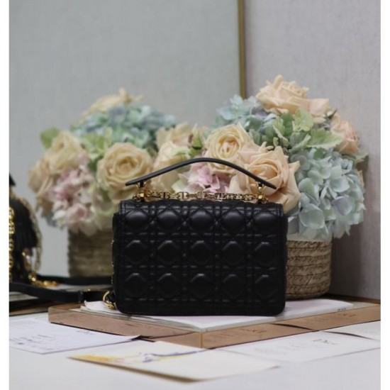 At the cutting edge of trends 2024SS tote bag DIOR At the cutting edge of trends 2024SS tote bag DIOR