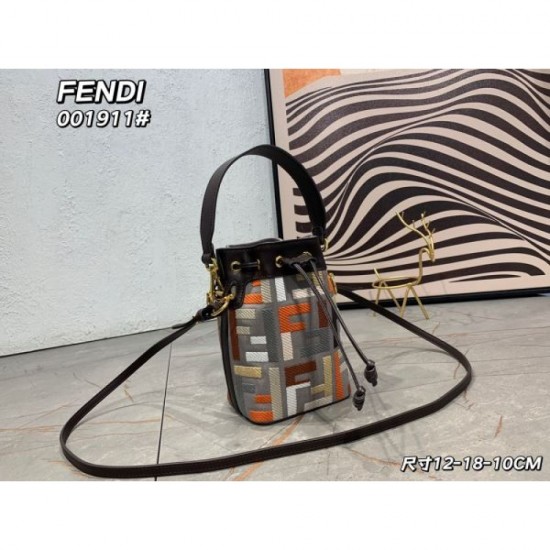 2024SS tote bag that exudes a mature impression FENDI 2024SS tote bag that exudes a mature impression FENDI
