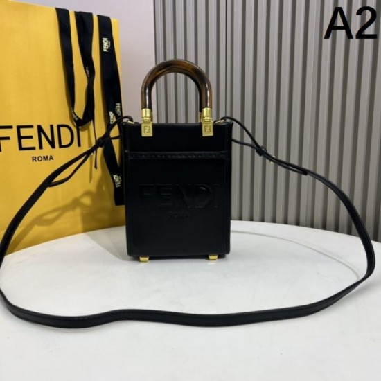 Eye-catching style this summer 2024SS tote bag FENDI Eye-catching style this summer 2024SS tote bag FENDI