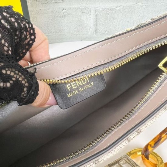 2024SS tote bag that is useful during the change of seasons FENDI 2024SS tote bag that is useful during the change of seasons FENDI