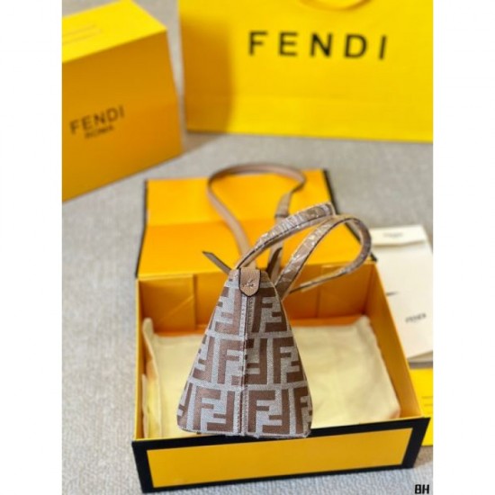 A must-have item for fashionistas 2024SS tote bag FENDI A must-have item for fashionistas 2024SS tote bag FENDI