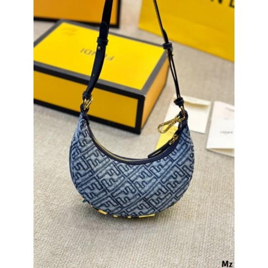 Sold out item Sure to be a hit in the summer 2024SS tote bag FENDI Sold out item Sure to be a hit in the summer 2024SS tote bag FENDI