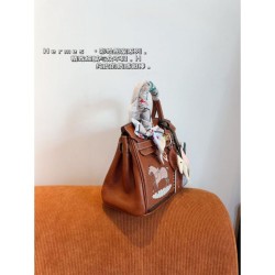 Finished with a unique impression 2024SS tote bag HERMES