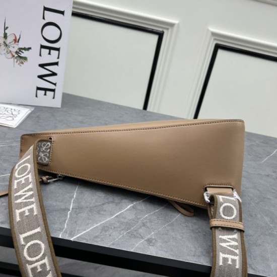 Style that continues to attract attention 2024SS chest bag LOEWE Style that continues to attract attention 2024SS chest bag LOEWE