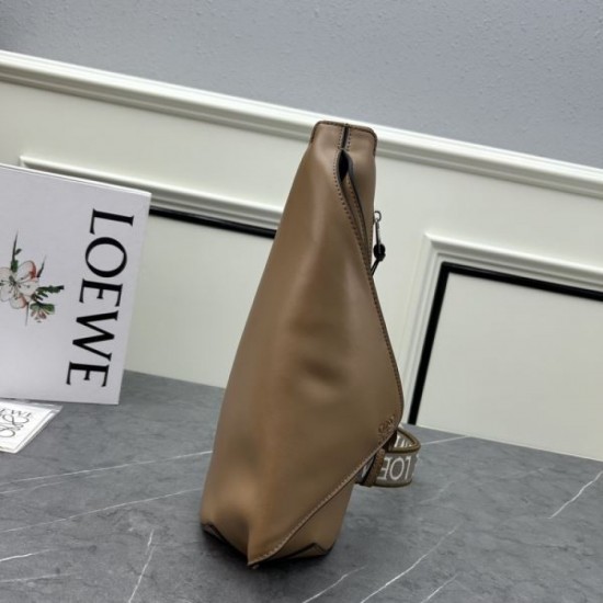 Style that continues to attract attention 2024SS chest bag LOEWE Style that continues to attract attention 2024SS chest bag LOEWE
