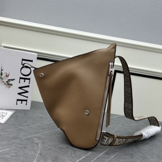 Style that continues to attract attention 2024SS chest bag LOEWE Style that continues to attract attention 2024SS chest bag LOEWE