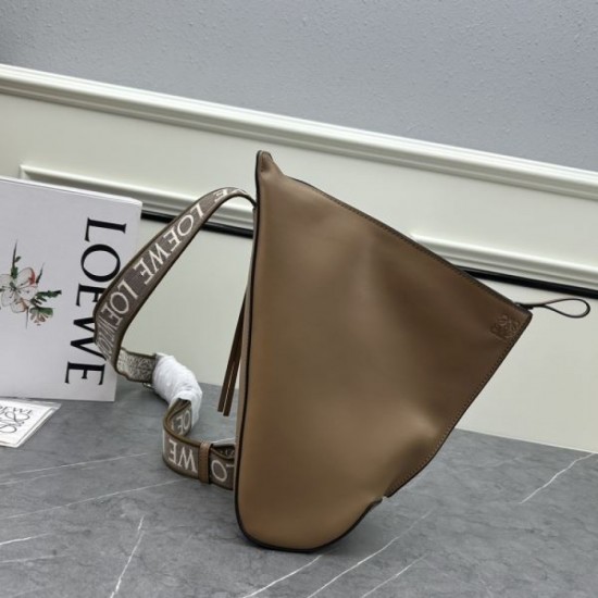Style that continues to attract attention 2024SS chest bag LOEWE Style that continues to attract attention 2024SS chest bag LOEWE