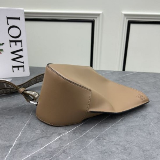 Style that continues to attract attention 2024SS chest bag LOEWE Style that continues to attract attention 2024SS chest bag LOEWE