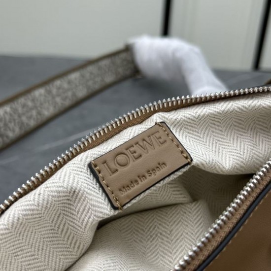 Style that continues to attract attention 2024SS chest bag LOEWE Style that continues to attract attention 2024SS chest bag LOEWE