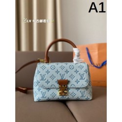 The main character of the coordination 2024SS tote bag LOUIS VUITTON Louis Vuitton