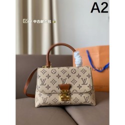 The main character of the coordination 2024SS tote bag LOUIS VUITTON Louis Vuitton