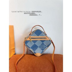 Stylish with just one piece 2024SS tote bag LOUIS VUITTON Louis Vuitton